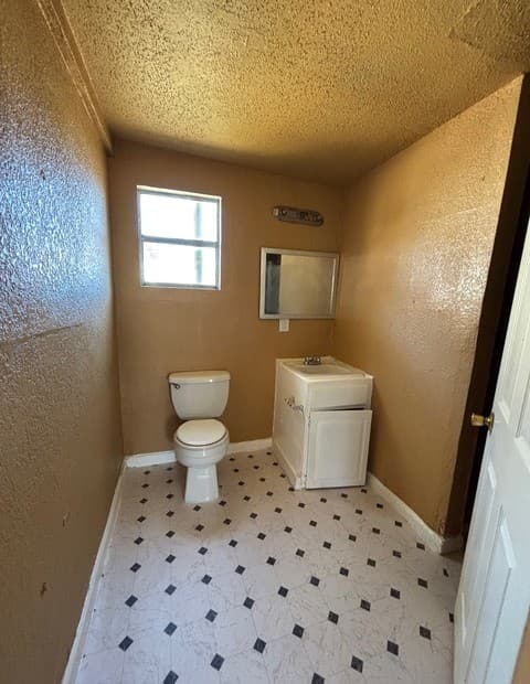 3-bedroom rental at 120 N Plum in Pearsall, TX — photo 4