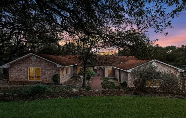 4-bedroom rental at 340 Mustang Cir in Hollywood Park, TX — photo 3