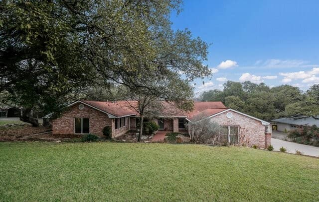 4-bedroom rental at 340 Mustang Cir in Hollywood Park, TX — photo 5