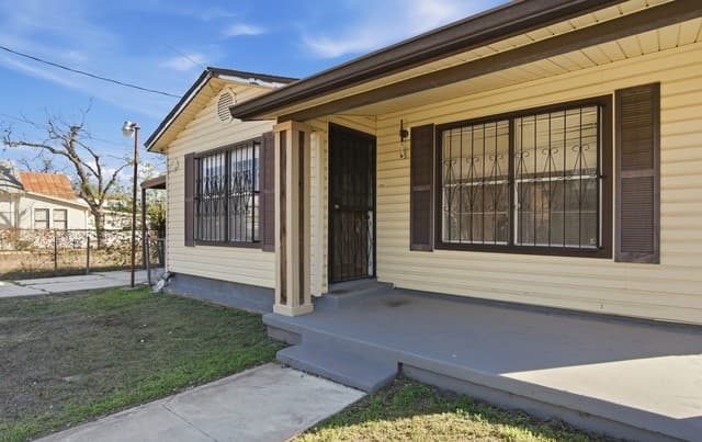 3-bedroom rental at 254 Bank in San Antonio, TX — photo 1