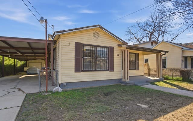 3-bedroom rental at 254 Bank in San Antonio, TX — photo 4