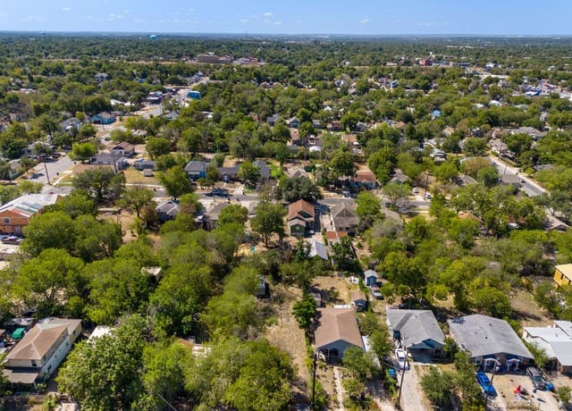 rental at 126 Vine St in San Antonio, TX — photo 2