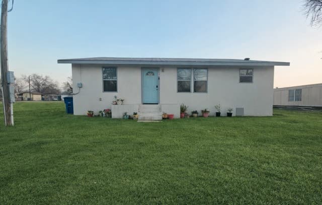 3-bedroom rental at 640 Avenue J in Poteet, TX — photo 1
