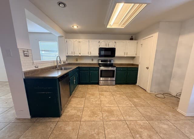 4-bedroom rental at 91 Booker Palm in San Antonio, TX — photo 5