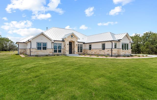 4-bedroom rental at 3828 Palomino Springs in Bandera, TX — photo 3