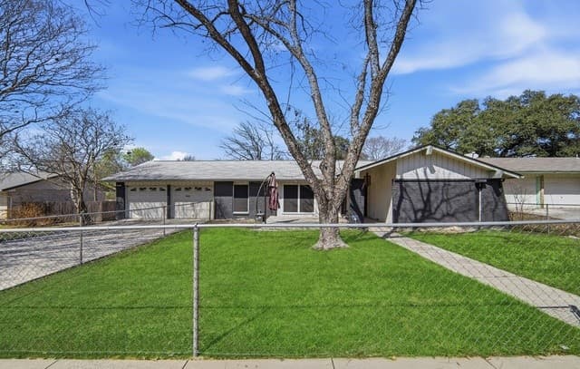 4-bedroom rental at 7115 Forest Brk in San Antonio, TX — photo 1