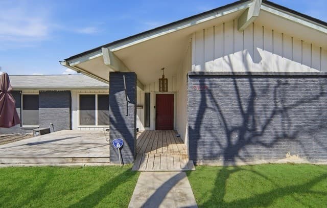 4-bedroom rental at 7115 Forest Brk in San Antonio, TX — photo 2