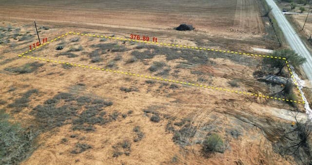 rental at 1643 County Road 422 in Pleasanton, TX — photo 1