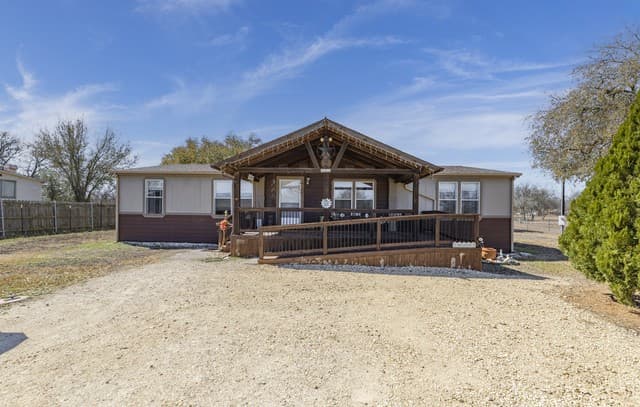 3-bedroom rental at 494 County Road 4638 in Hondo, TX — photo 1