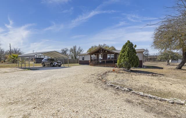 3-bedroom rental at 494 County Road 4638 in Hondo, TX — photo 2