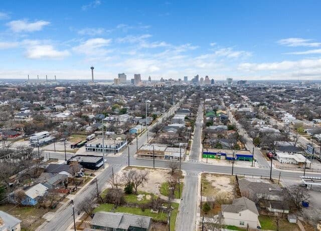 rental at 1505 Burnet St in San Antonio, TX — photo 1
