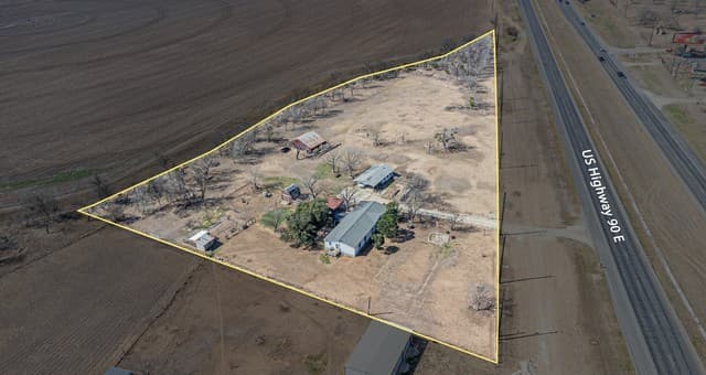 rental at 3100 Hwy 90 E in Castroville, TX — photo 3