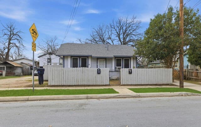 rental at 214 E Huff Ave in San Antonio, TX — photo 2