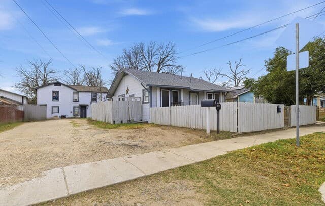 rental at 214 E Huff Ave in San Antonio, TX — photo 3