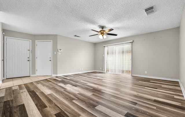 3-bedroom rental at 2619 Kingswell Ave in San Antonio, TX — photo 4