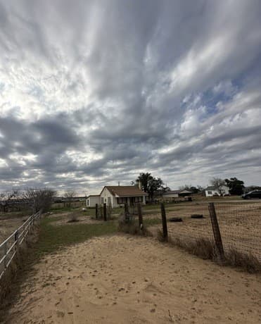 3-bedroom rental at 86 Fm 478 in Floresville, TX — photo 2