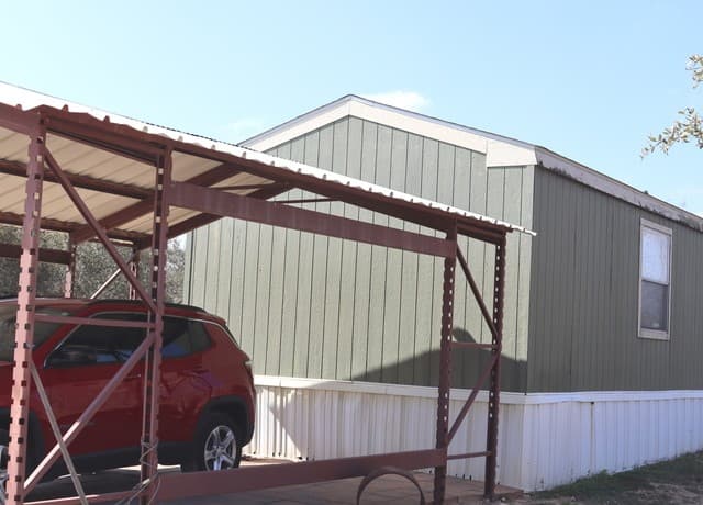 3-bedroom rental at 1580 Rendon in Poteet, TX — photo 2