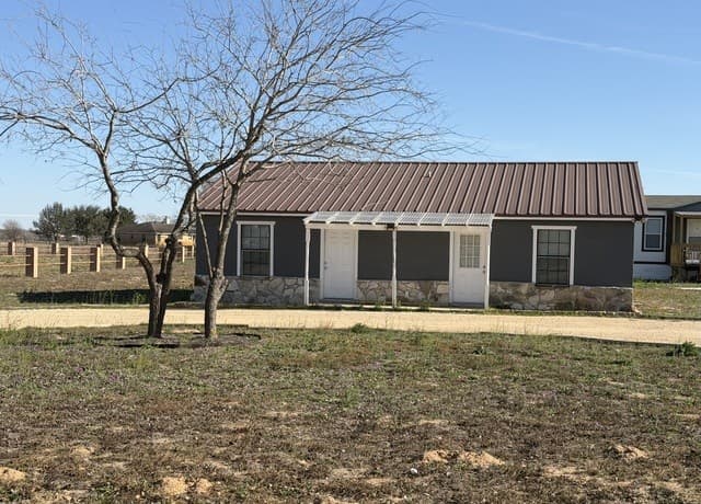 3-bedroom rental at 268 County Road 341 in La Vernia, TX — photo 1