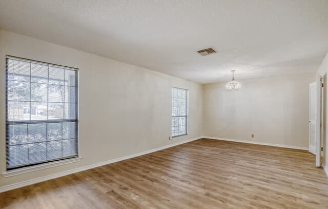 4-bedroom rental at 13735 Forest Point in San Antonio, TX — photo 4