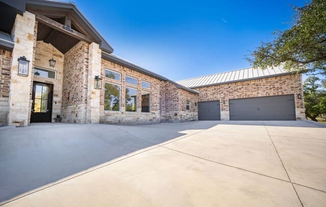 4-bedroom rental at 452 Wentworth in Spring Branch, TX — photo 2