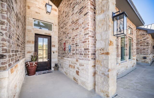 4-bedroom rental at 452 Wentworth in Spring Branch, TX — photo 3