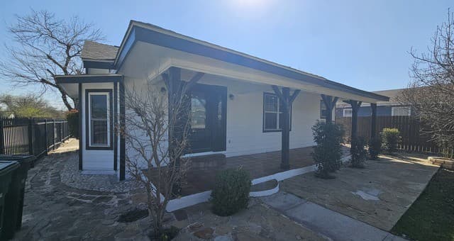 4-bedroom rental at 3902 W Salinas in San Antonio, TX — photo 4