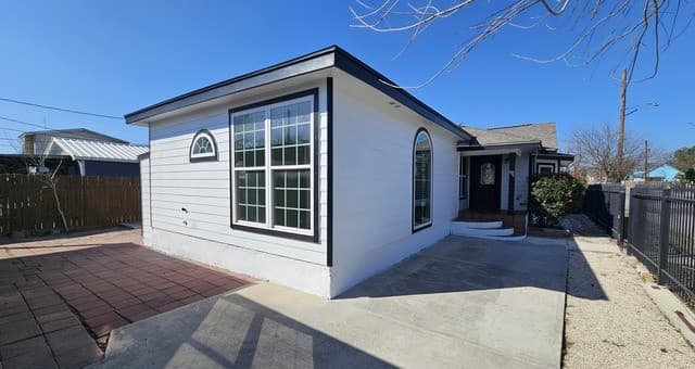 4-bedroom rental at 3902 W Salinas in San Antonio, TX — photo 5
