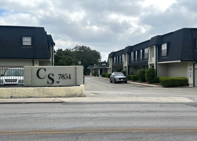 2-bedroom rental at 7834 Broadway Unit 304 in San Antonio, TX — photo 1