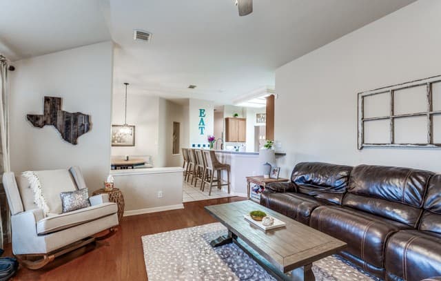 4-bedroom rental at 1325 Black Oak Dr in Schertz, TX — photo 5