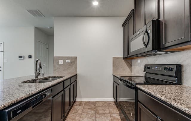 3-bedroom rental at 6434 Buffalo Ranch in San Antonio, TX — photo 4