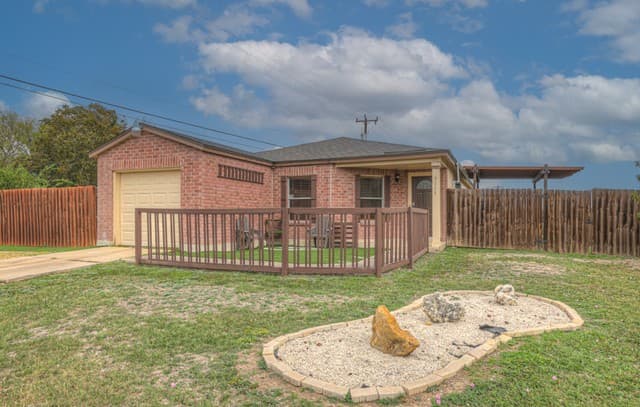 3-bedroom rental at 6111 Sinclair in San Antonio, TX — photo 3