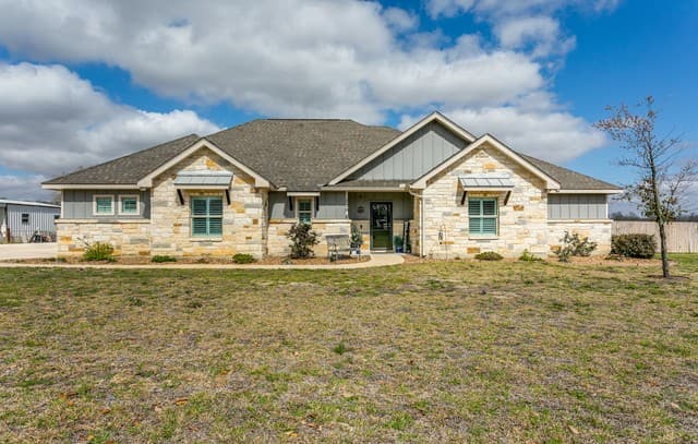 4-bedroom rental at 220 Cibolo Ridge in La Vernia, TX — photo 2