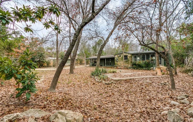 rental at 231 E Sunset in San Antonio, TX — photo 1