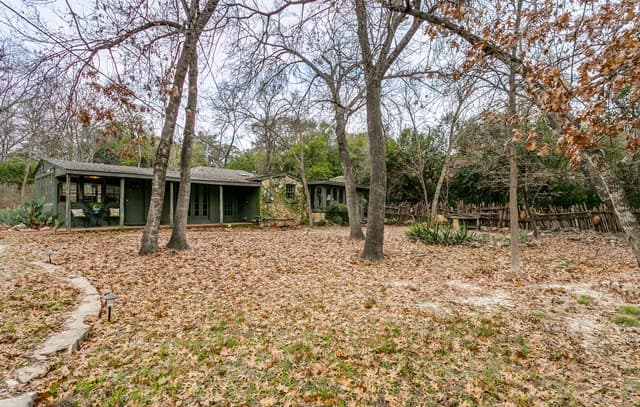 rental at 231 E Sunset in San Antonio, TX — photo 2
