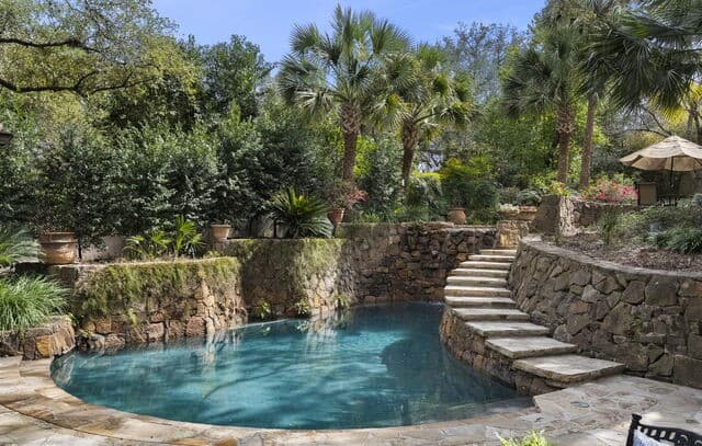 6-bedroom rental at 829 Contour Drive in San Antonio, TX — photo 2