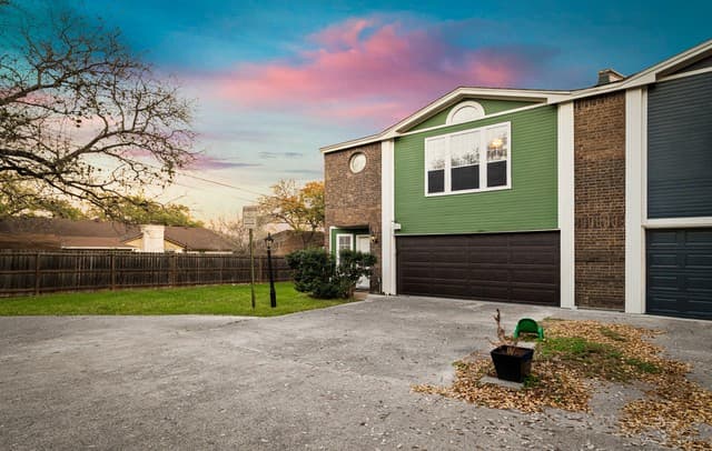 3-bedroom rental at 16710 Henderson Pass in San Antonio, TX — photo 1