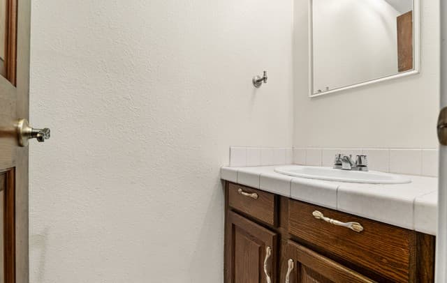 3-bedroom rental at 16710 Henderson Pass in San Antonio, TX — photo 3