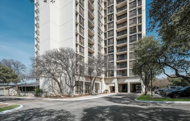 1-bedroom rental at 7701 Wurzbach Unit 1803 in San Antonio, TX — photo 5