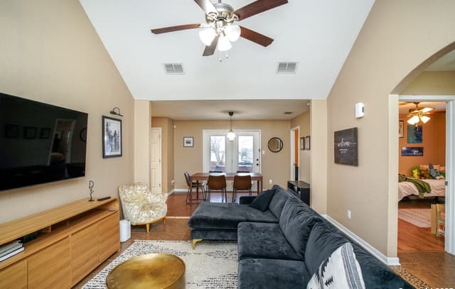 3-bedroom rental at 6855 Atlas in San Antonio, TX — photo 1