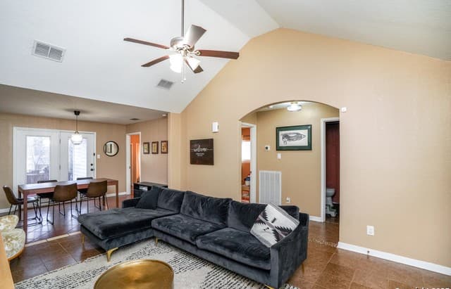 3-bedroom rental at 6855 Atlas in San Antonio, TX — photo 2
