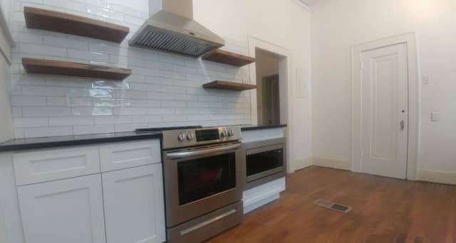 2-bedroom rental at 411 W Mistletoe Ave in San Antonio, TX — photo 3