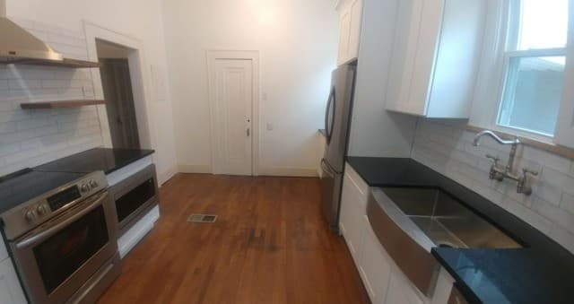 2-bedroom rental at 411 W Mistletoe Ave in San Antonio, TX — photo 4