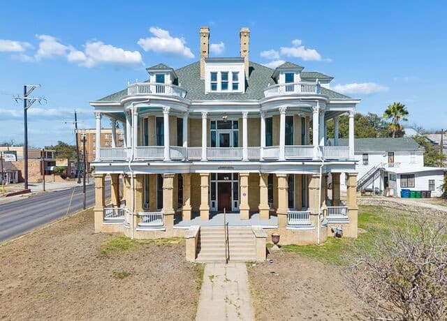 7-bedroom rental at 339 W Woodlawn Ave in San Antonio, TX — photo 1