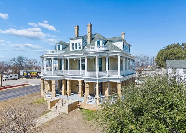 7-bedroom rental at 339 W Woodlawn Ave in San Antonio, TX — photo 2