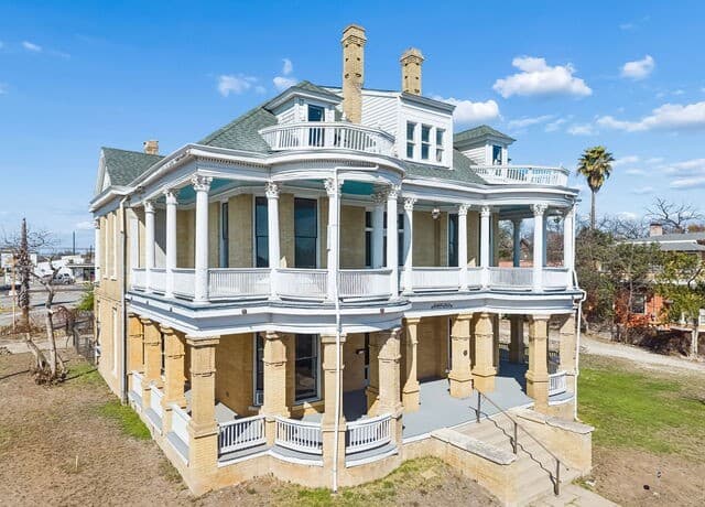 7-bedroom rental at 339 W Woodlawn Ave in San Antonio, TX — photo 3