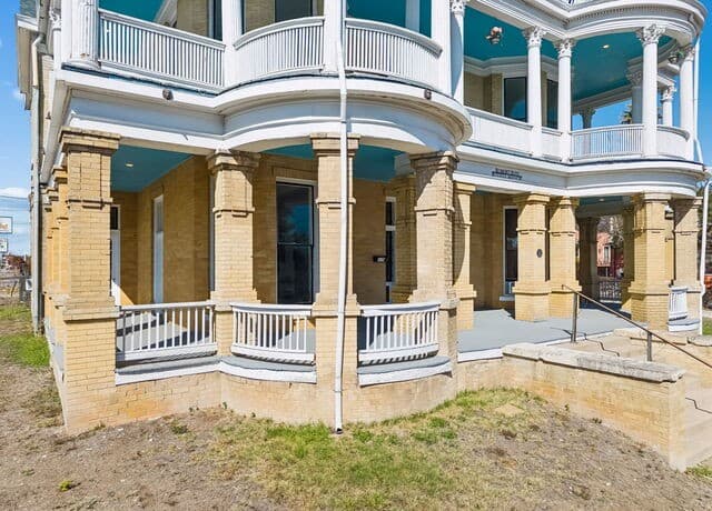 7-bedroom rental at 339 W Woodlawn Ave in San Antonio, TX — photo 4