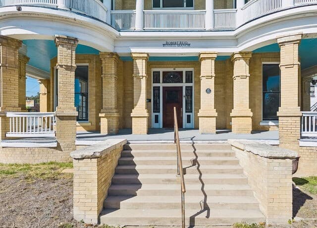 7-bedroom rental at 339 W Woodlawn Ave in San Antonio, TX — photo 5