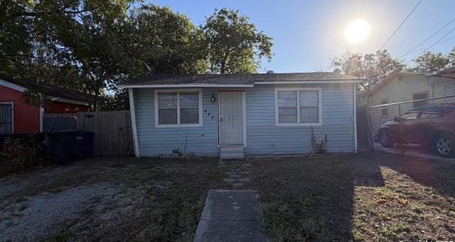 2-bedroom rental at 442 SW 41st in San Antonio, TX — photo 2