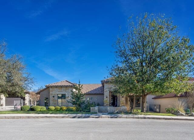4-bedroom rental at 3915 El Chamizal in San Antonio, TX — photo 1