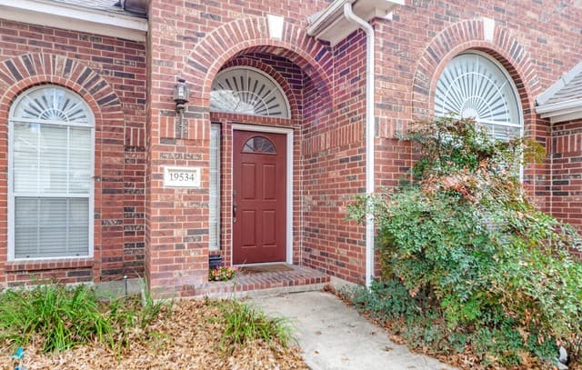 4-bedroom rental at 19534 Mill Oak in San Antonio, TX — photo 3